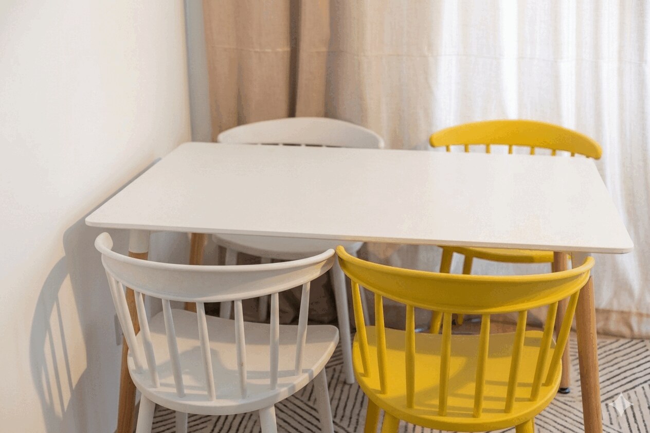 C205 – Dining table & chairs